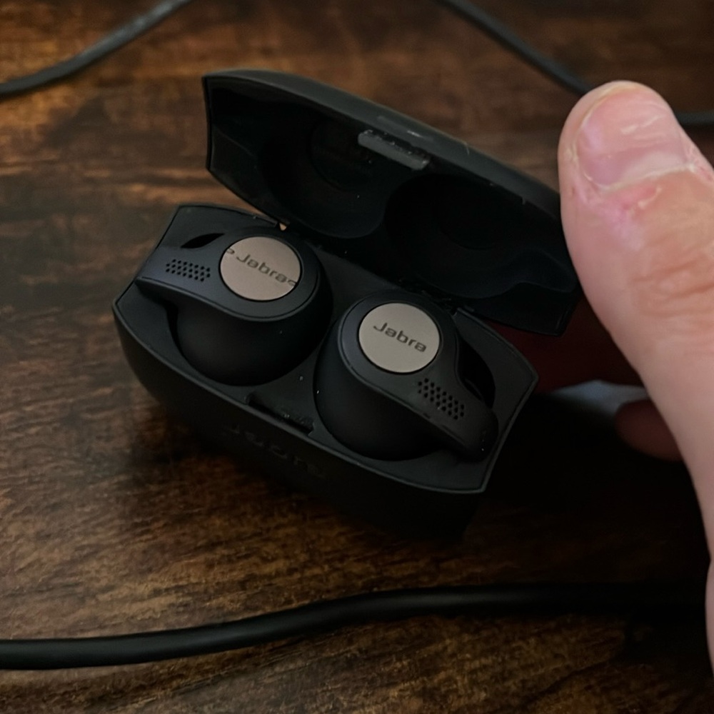 Jabra wireless earbuds with case and charger #138 - Picture 1 of 4